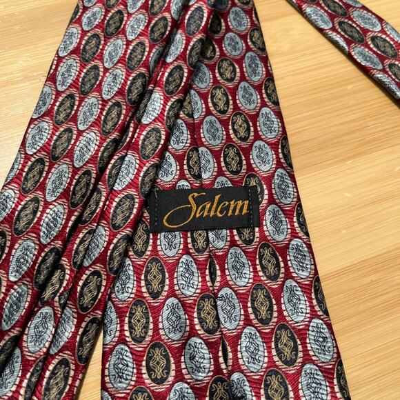 Vintage Salem Red, Silver, Gold Patterned 100% Silk 90s Retro 3.75" x 63" USA - Picture 3 of 6